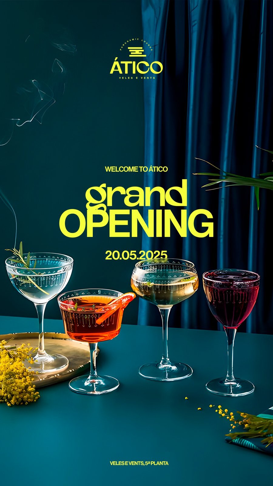Cartel Grand Opening con cuatro cócteles sobre mesa azul petróleo