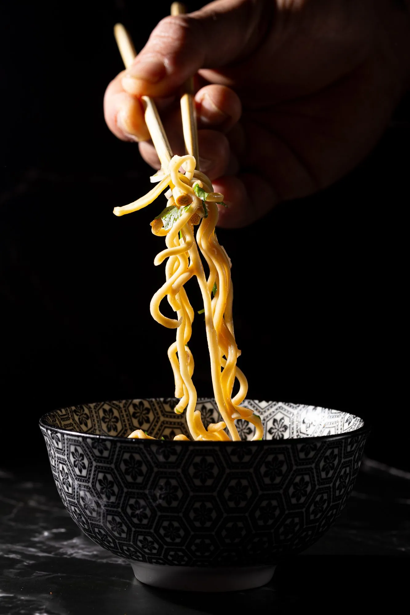 Cuenco de ramen negro con palillos y caldo humeante — fotografía editorial JAPOMEX