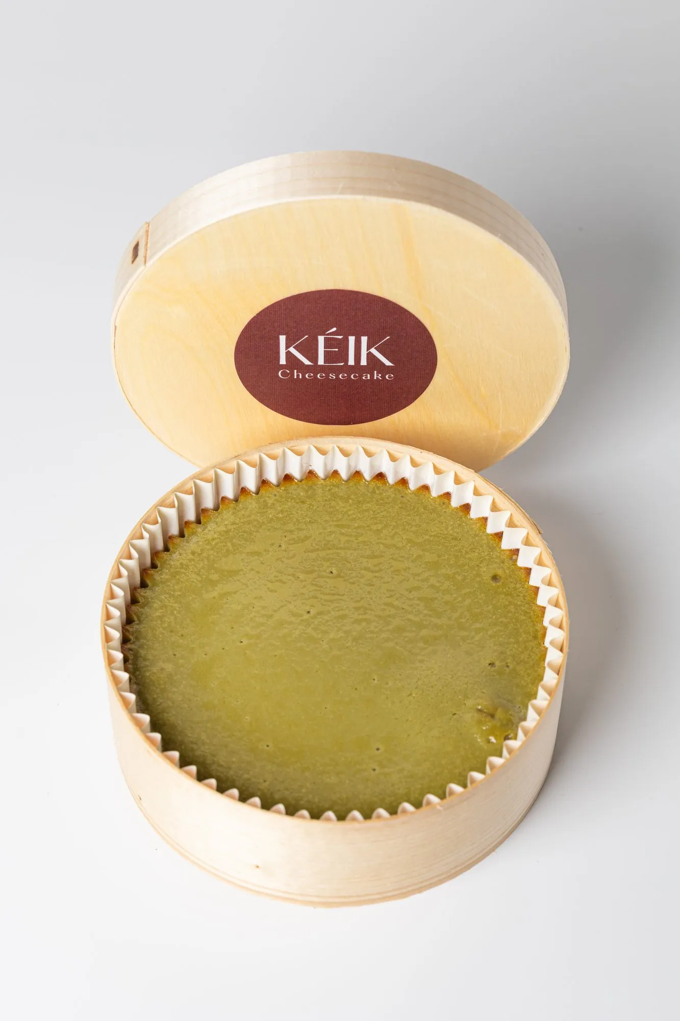 Porción de cheesecake KÉIK con detalle de textura sobre fondo blanco