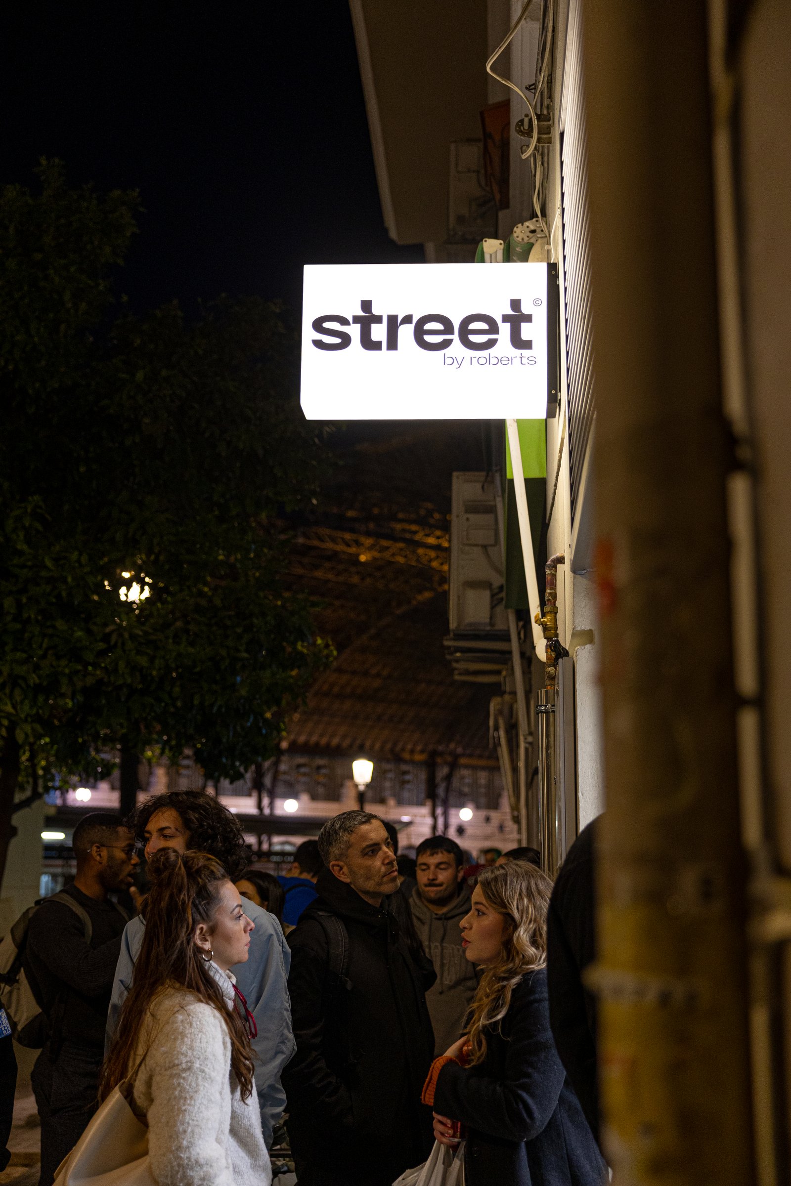 Marquesina luminosa Street by Roberts en una calle de Valencia, de noche