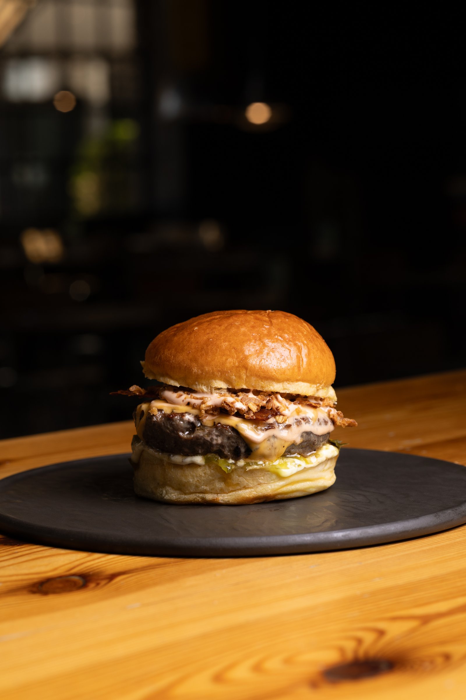 Colaboración Burger Shop + Burger del Jefe en mesa con producto