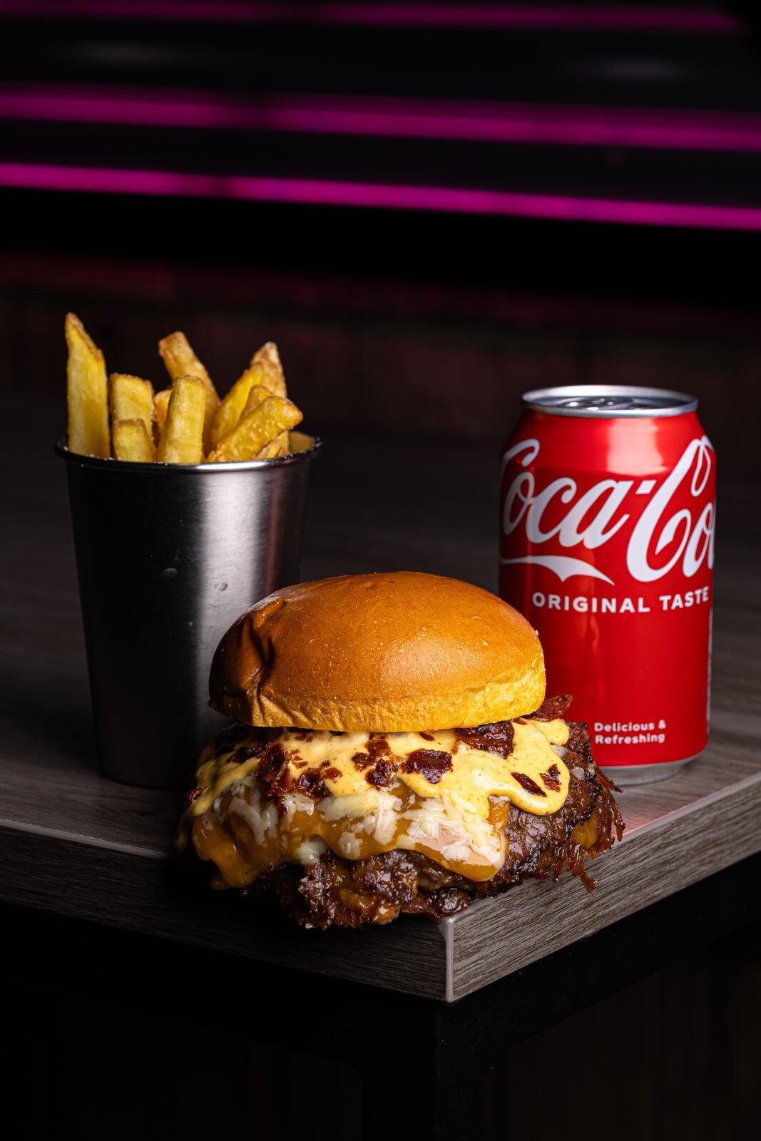 Combo de hamburguesa, patatas y Coca-Cola con luces magenta de fondo — Vibra Burger